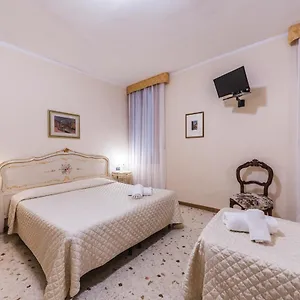 https://ca-leon-doro.hotelslidodijesolo.com