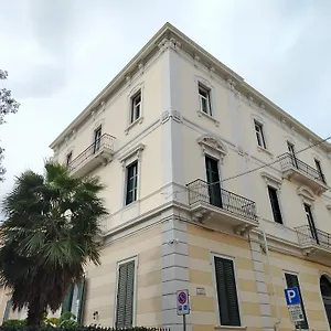 ilcastellano.lecce-hotels.com/